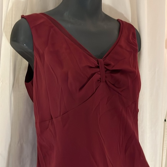 b.i.y.a.y.c.d.a. Stylish Burgundy V-Neck Sleeveless Blouse - Picture 2 of 12